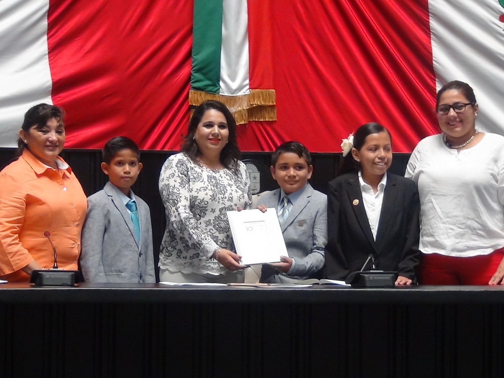 Niños parlamentarios entregan declaratoria al congreos local 1