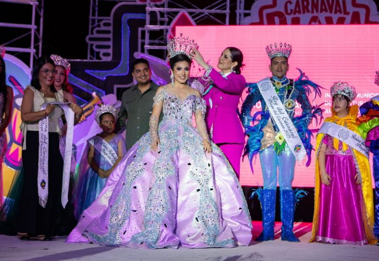 Estefanía Mercado corona a los soberanos de El Carnaval del pueblo